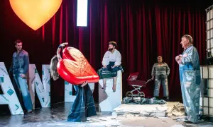 Spektakl klątwa: odkryj mroczne tajemnice religijności w teatrze