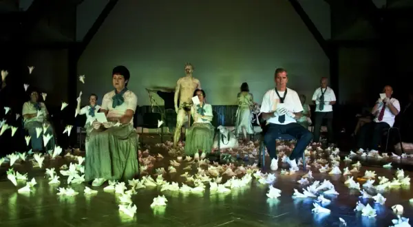 Teatr absurdu co to? Poznaj jego znaczenie i wpływ na dramat