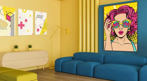Jasny salon z meblami w stylu pop-art i kolorowymi plakatami.
