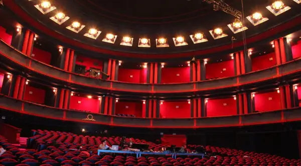 Teatr muzyczny co to? Odkryj fascynujący świat musicali i operetek