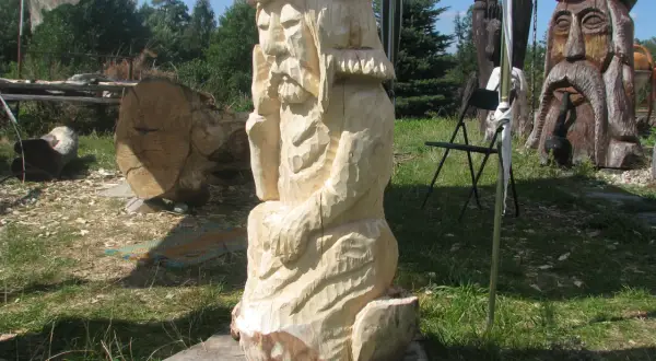 Chrystus Frasobliwy rzeźba w drewnie - odkryj piękno i historię