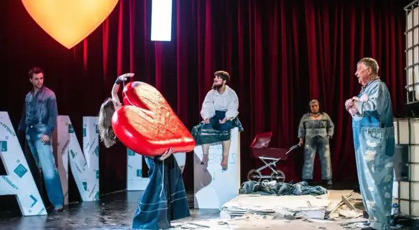Spektakl klątwa: odkryj mroczne tajemnice religijności w teatrze
