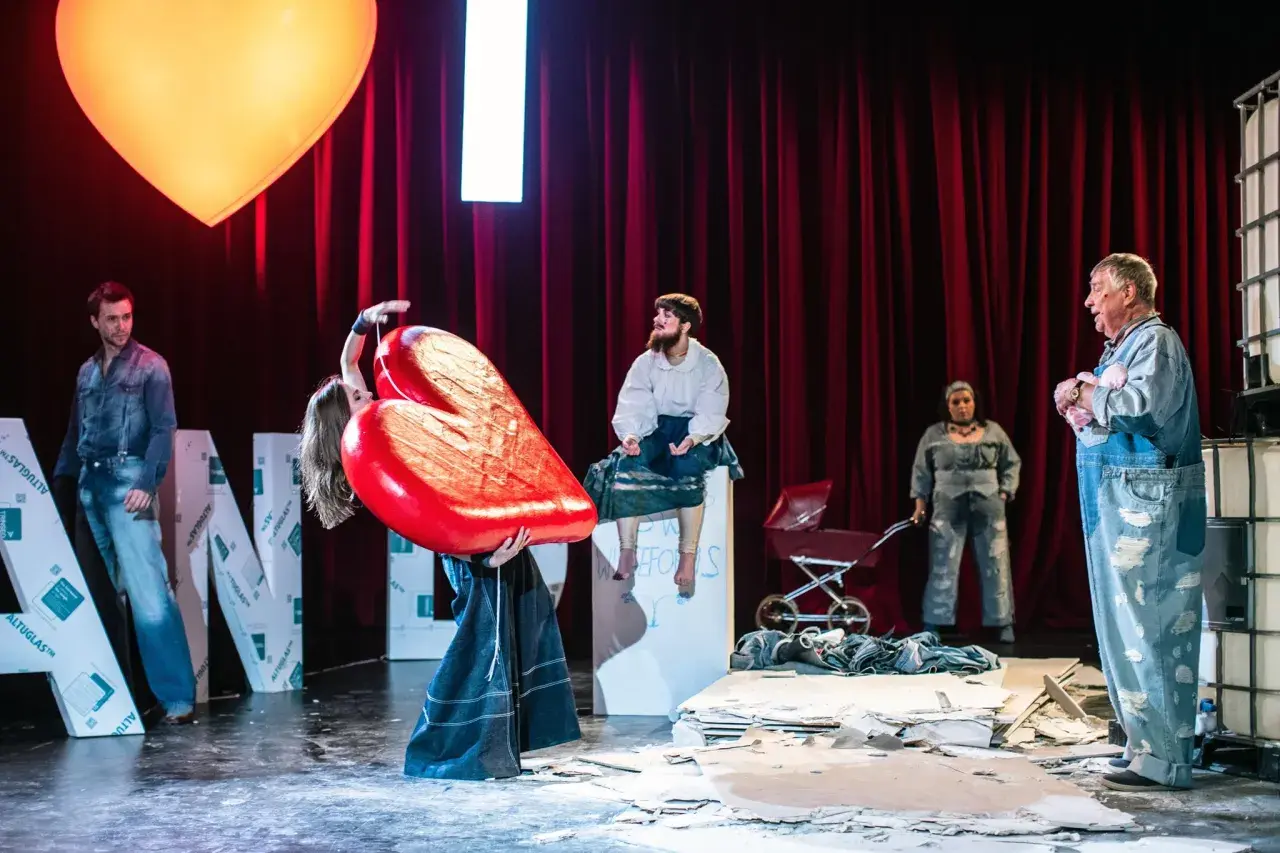 Spektakl klątwa: odkryj mroczne tajemnice religijności w teatrze