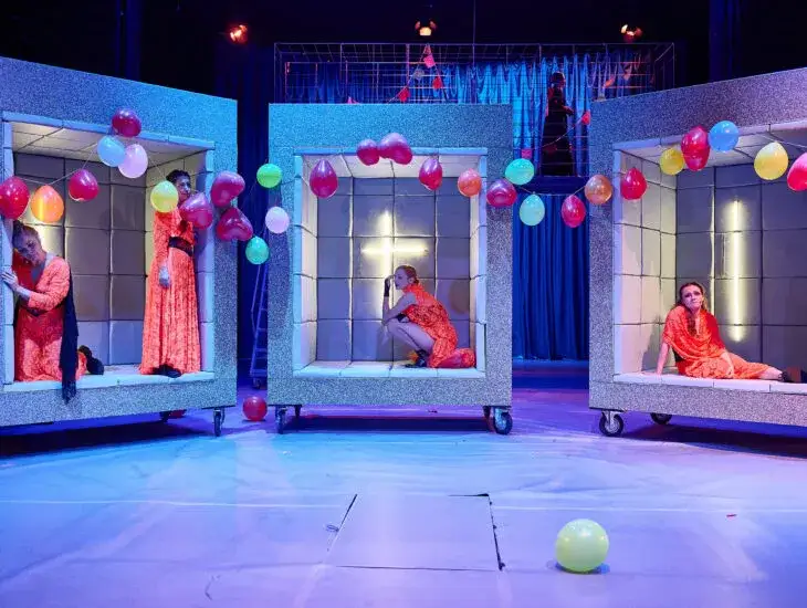 Zdjęcie Spektakl klątwa: odkryj mroczne tajemnice religijności w teatrze
