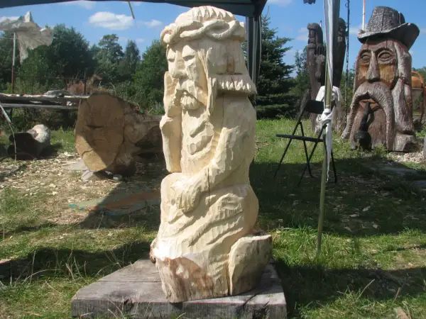 Chrystus Frasobliwy rzeźba w drewnie - odkryj piękno i historię
