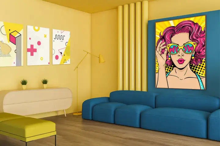 Jasny salon z meblami w stylu pop-art i kolorowymi plakatami.